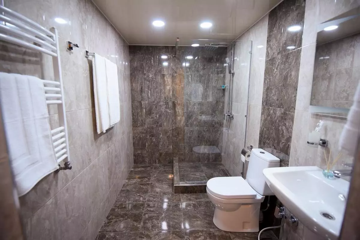 Royal Palace Hotel VAN BATHROOM (Copy).jpg